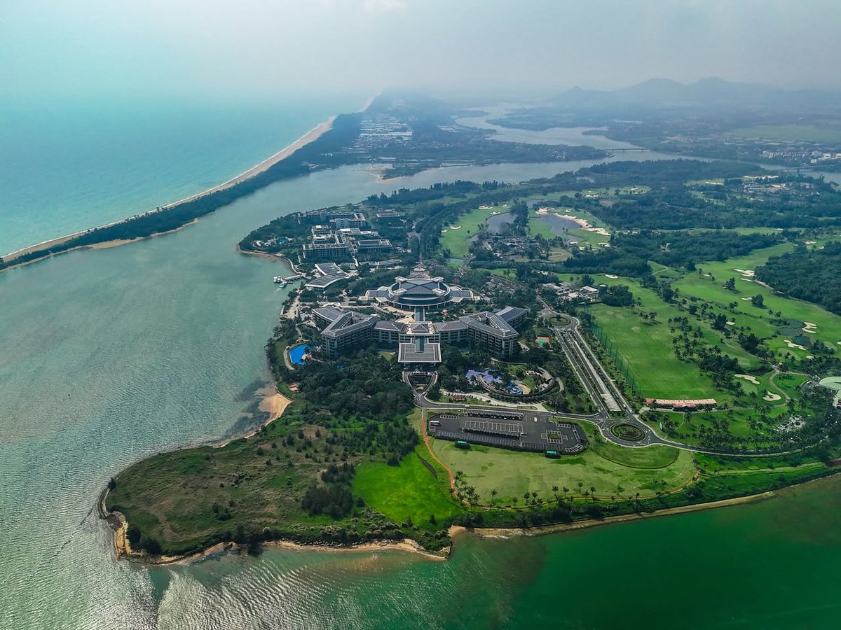 Hainanftp's tweet photo. Spring blooms in #Boao, #Qionghai, #Hainan! Stroll through this coastal gem, where sea breezes, vibrant landscapes, and serene vibes create the perfect spring escape. Stay tuned for more sunny adventures! #SpringFlight2025 #Travel #BFA2025 
(📷: Mao Zehao, @HainanTouch) https://t.co/zDX3nY3mn7