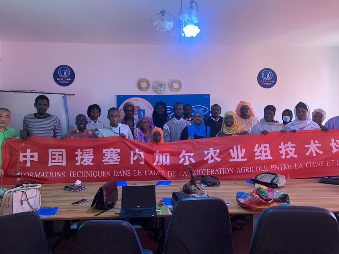 sunuLAB1's tweet image. **🌱 Deuxième jour de formation en techniques de culture maraîchère ! 🌿**  

Aujourd'hui, nous avons poursuivi notre formation pratique sur les techniques de culture maraîchère. 
#SunuLab #Formation #Agriculture #Autonomisation #CultureMaraîch