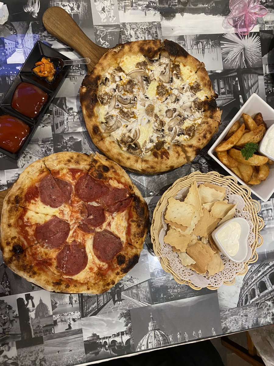 pinkairyy's tweet photo. ga peduli sama promo tempat makan zionist, ni ada yang lebih sedap menggoda. di jogja ada AROMA ITALIA my luv menggoda. pan kecil 45-50k KENYANG banget enak menggoda semua harus coba! my fav hawaiian (i’m sorry italians!) https://t.co/i5cN7gxRGg