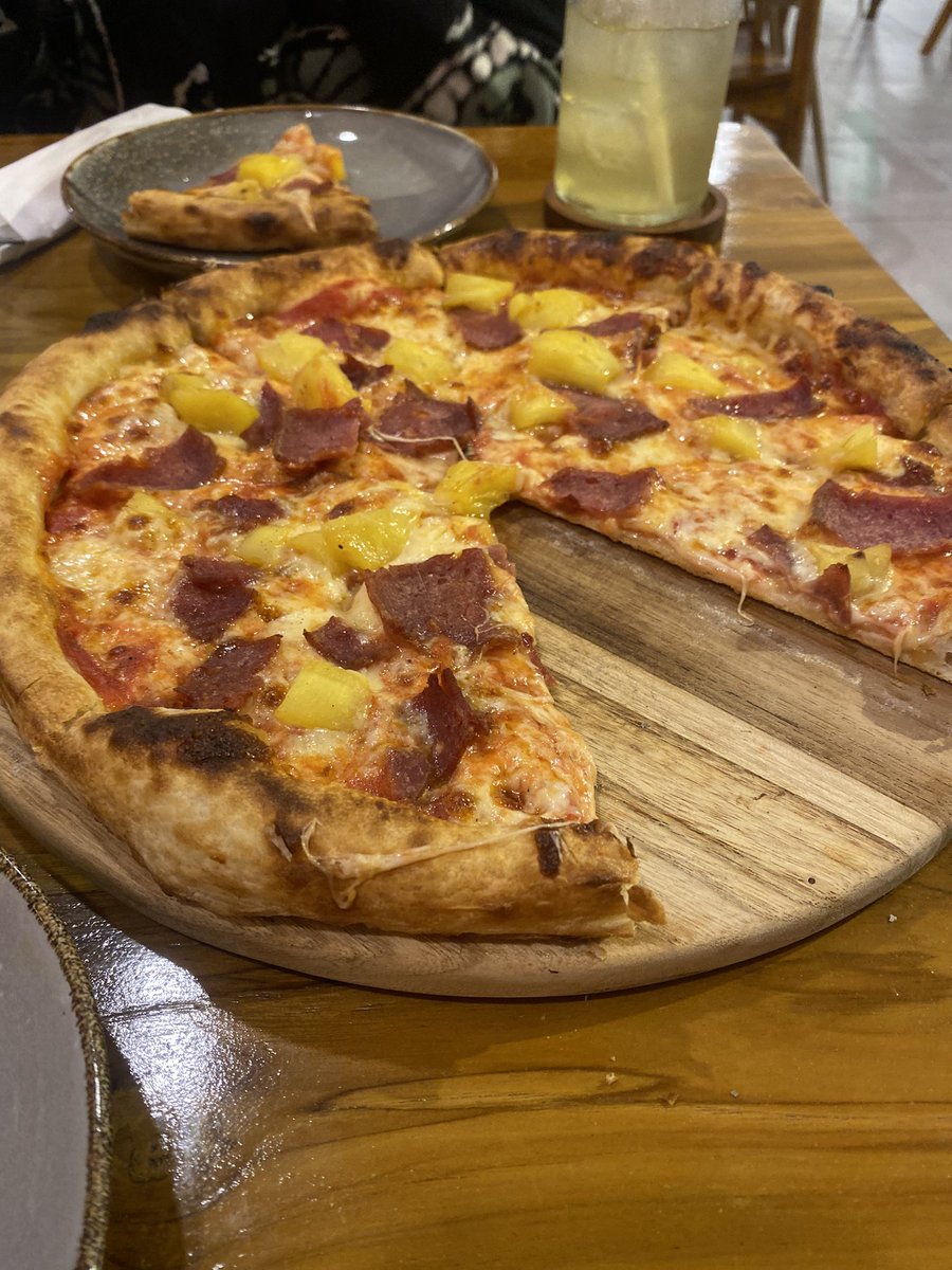 pinkairyy's tweet photo. ga peduli sama promo tempat makan zionist, ni ada yang lebih sedap menggoda. di jogja ada AROMA ITALIA my luv menggoda. pan kecil 45-50k KENYANG banget enak menggoda semua harus coba! my fav hawaiian (i’m sorry italians!) https://t.co/i5cN7gxRGg
