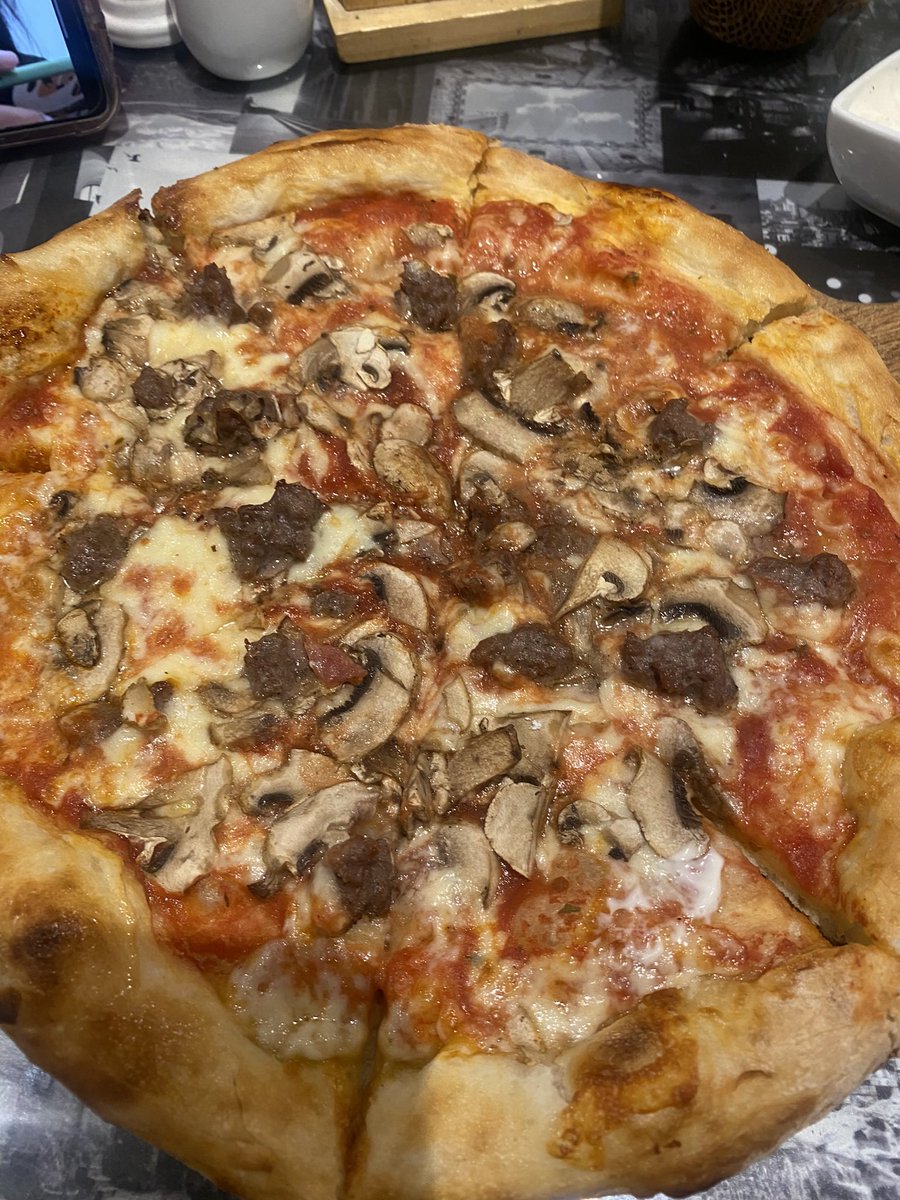 pinkairyy's tweet photo. ga peduli sama promo tempat makan zionist, ni ada yang lebih sedap menggoda. di jogja ada AROMA ITALIA my luv menggoda. pan kecil 45-50k KENYANG banget enak menggoda semua harus coba! my fav hawaiian (i’m sorry italians!) https://t.co/i5cN7gxRGg