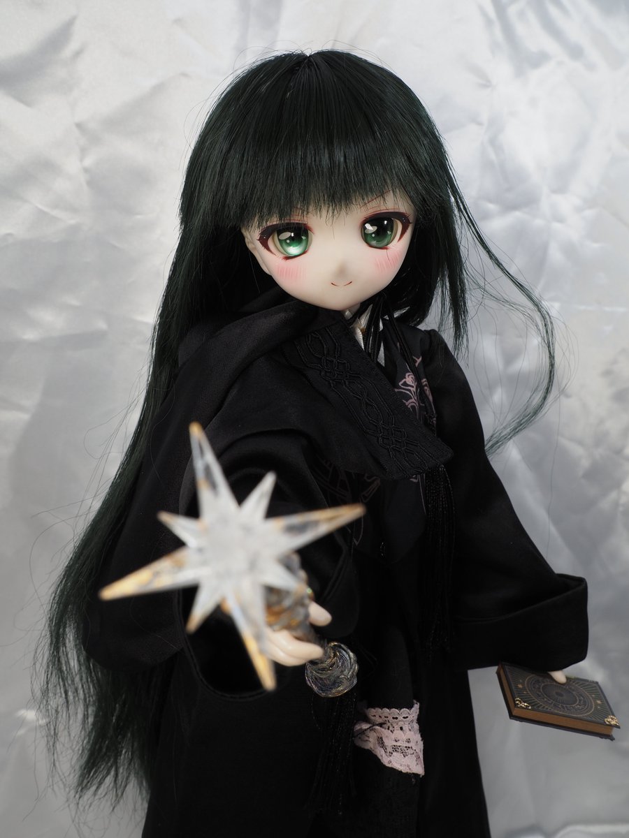 イドル72戦利品。
不思議な杖屋さん(<a href="/fusigi_maru/">不思議な杖屋さん アイドール75</a> ）で買った小ぶりの結晶杖。
先端が星…というよりスパイクw
どうやってこんな均等なトゲを作ったんだ…？
小型軽量なのでMDDだと左手保持でも違和感無さ気。

詠「右手に魔法剣、左手に小杖…という魔術ビルドなんてどう？」
やりたいんやな、ソレw