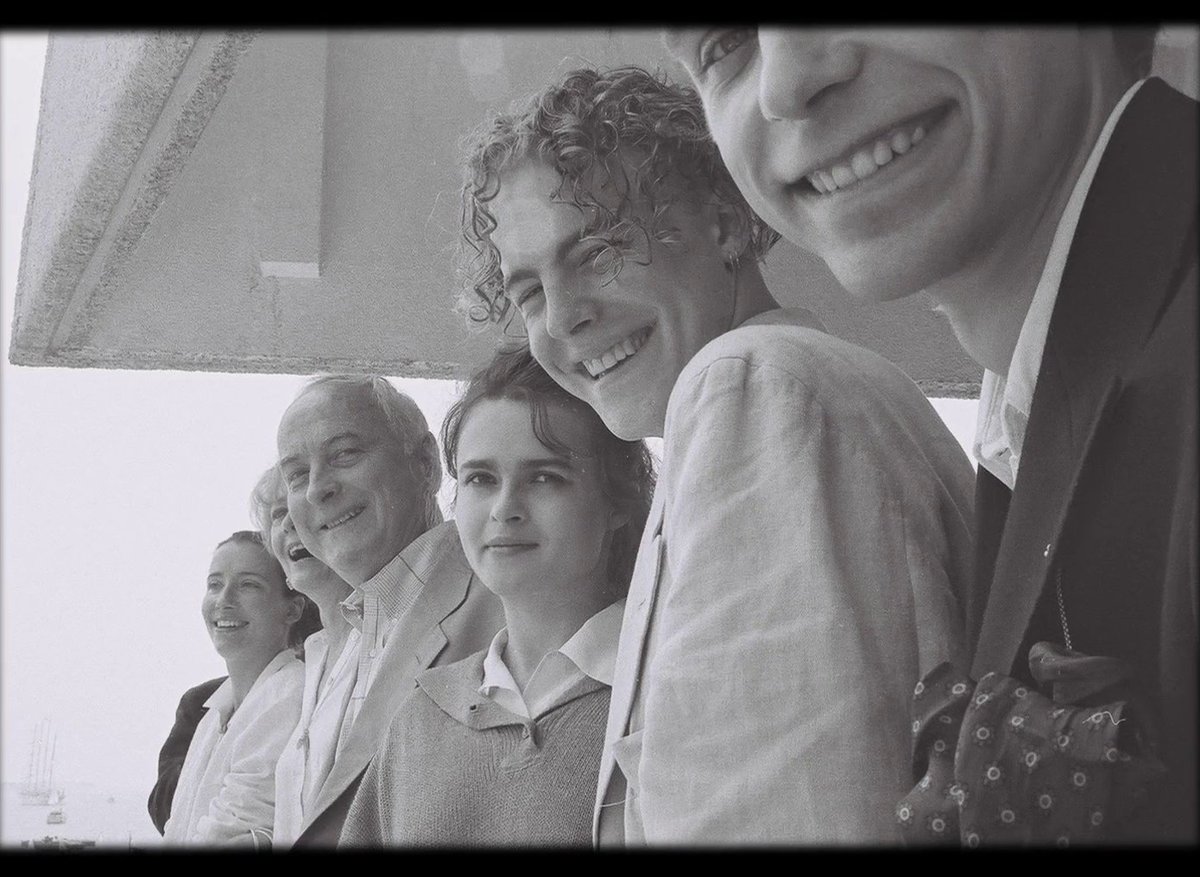 siegfriedbirds's tweet image. The splendid documentary &quot;Merchant Ivory&quot; (2023) has the plus of some pics of #HowardsEnd team in Cannes. So young Sam! 😎
#merchantivory #samuelwest #helenabonhamcarter #emmathompson #jameswilby #vanessaredgrave