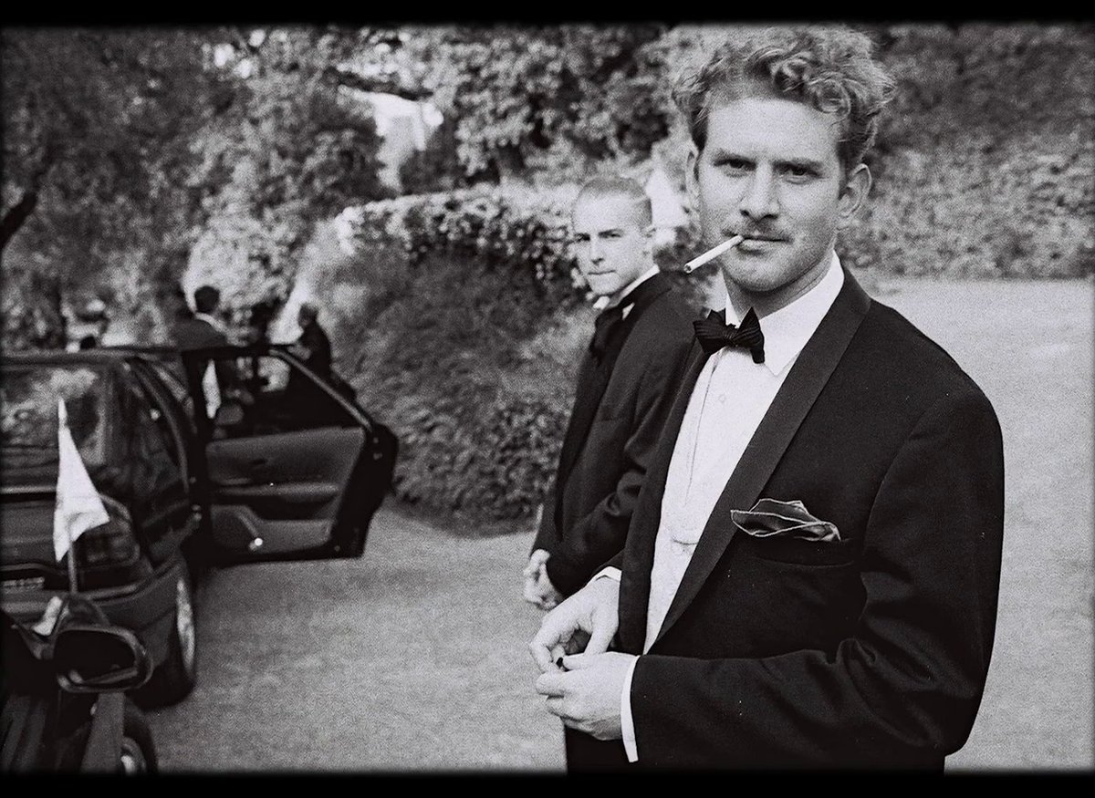 siegfriedbirds's tweet image. The splendid documentary &quot;Merchant Ivory&quot; (2023) has the plus of some pics of #HowardsEnd team in Cannes. So young Sam! 😎
#merchantivory #samuelwest #helenabonhamcarter #emmathompson #jameswilby #vanessaredgrave