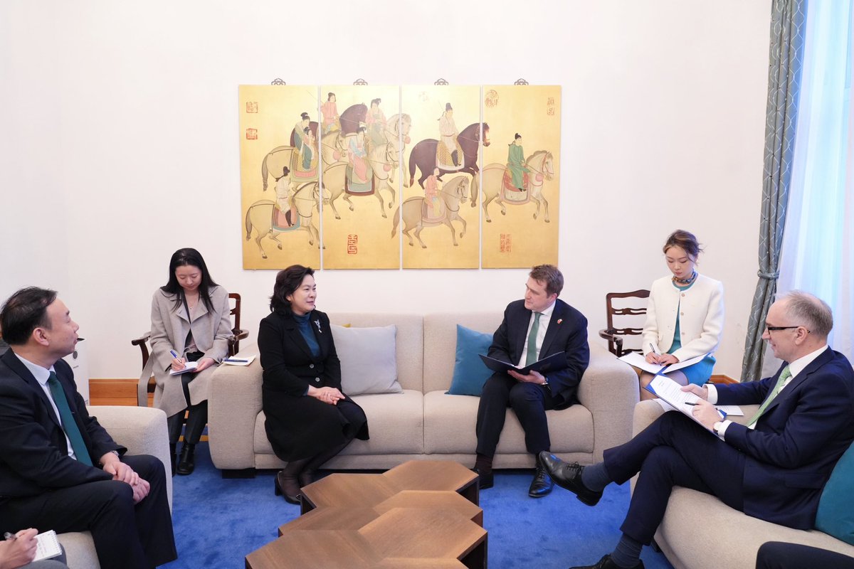 Minister Browne and Ambassador O’Brien welcomed MFA Vice-Minister Hua Chunying to the Irish Embassy. In a constructive exchange both sides discussed the🇮🇪 🇨🇳 bilateral relationship and other issues of concern.