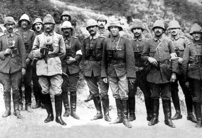 İktidar ve ortakları, "Yeni Türkiye" adını verdikleri yeni rejime olabildiğince Atatürk'süz yeni bir tarih yazmaya çalışıyorlar. Kimilerinin öyle gözleri dönmüş ki, Atatürk'süz bir Çanakkale Zaferi anlatmaktan bile çekinmiyorlar. 

Ama nafile! 

Atatürk'süz bir yakın tarih