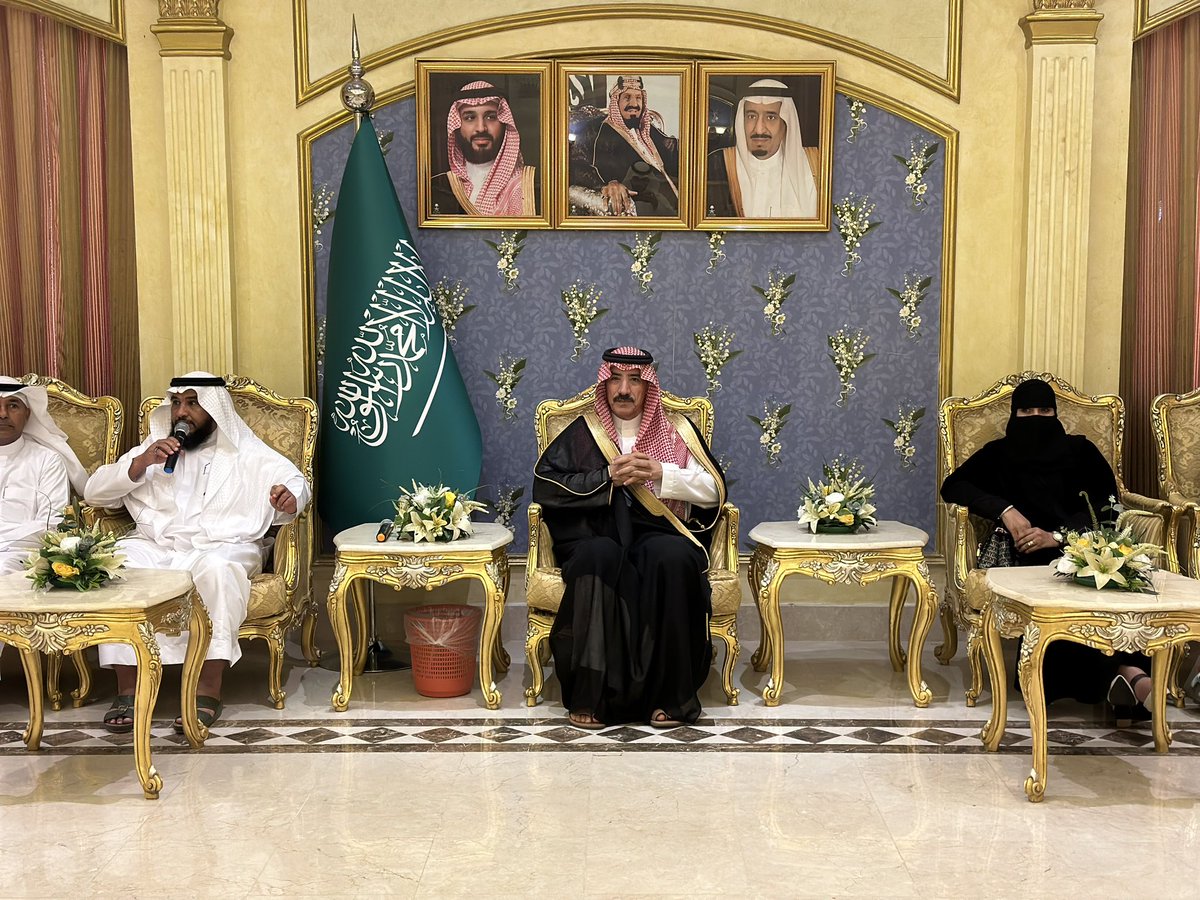 Qunfudahsa's tweet photo. محافظ #القنفذة أ . محمد بن عبدالعزيز القباع يكرم عدد ١٣ طالباً وطالبة حققوا إنجازات متنوعة ضمن مبادرة منافسون في عدت مجالات :
* الأختبارات الدولية .
* ⁠التحصيل العلمي .
* ⁠العمل التطوعي . https://t.co/uIK0XtfFAo