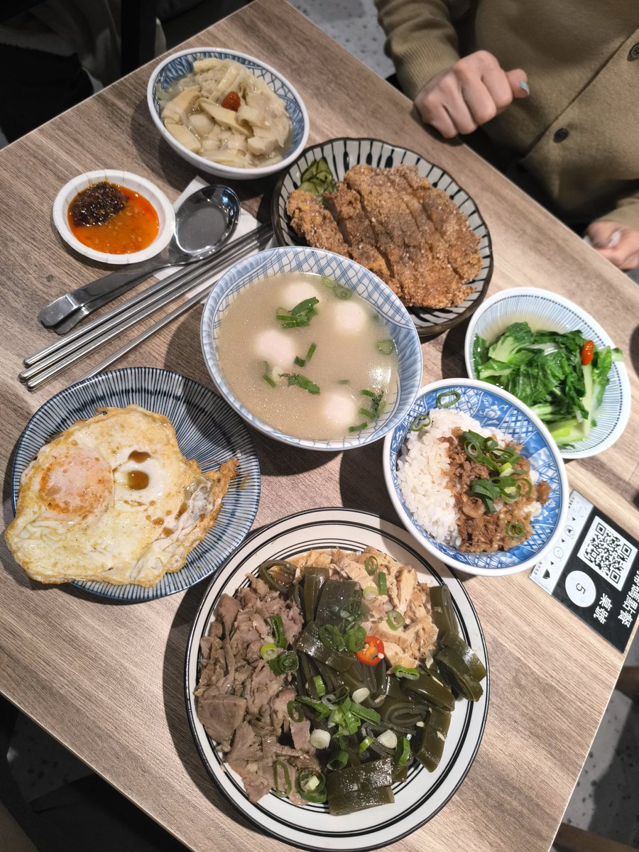 妳要吃什麼？給妳點啊，我都可以
.
.
.
.
.
.
.
.
嗯......停，妳冷靜~

😅