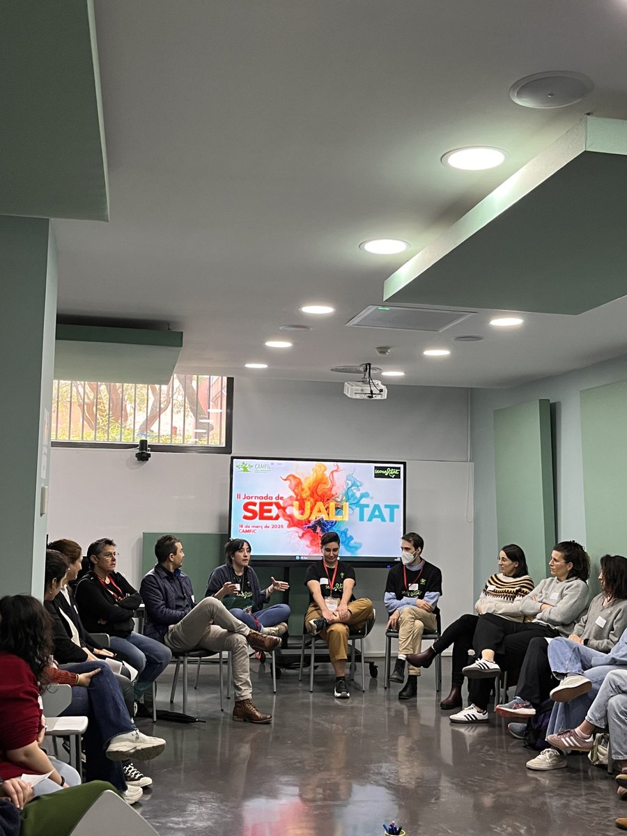 CAMFiC's tweet photo. Taller Trenquem #rolsgènere amb Fabio Cannizzaro, María G. Barroso i Laura Sánchez, treballem l’empatia amb una dinàmica d’identitats: cada persona assumeix un rol i avança/retrocedeix segons preguntes habituals de consulta. Una experiència per posar-nos a la pell dels pacients. https://t.co/PSZl9FKbW7