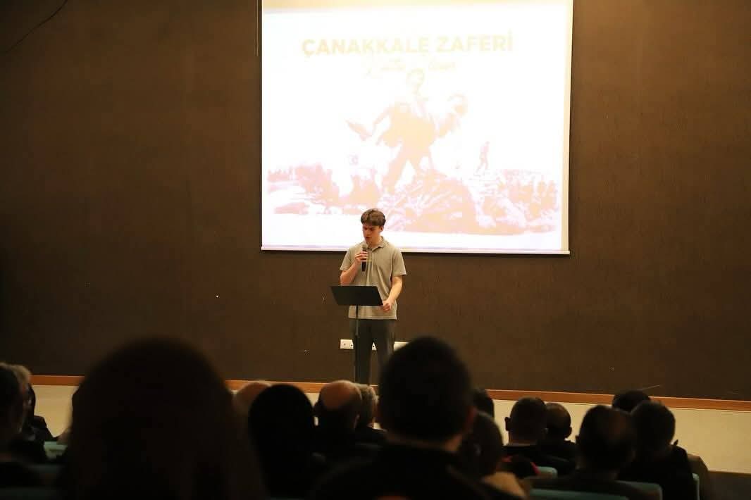 🇹🇷 18 Mart Şehitleri Anma Günü ve Çanakkale Zaferi'nin 110. yıl dönümü programı Abdülhamit Han AİHL'de düzenlendi. Muammer ve Enver Şahin Anadolu Lisesi'nin hazırladığı törende şehitlerimiz ve Gazi Mustafa Kemal Atatürk rahmetle anıldı. #ÇanakkaleZaferi #18MartŞehitleriAnmaGünü