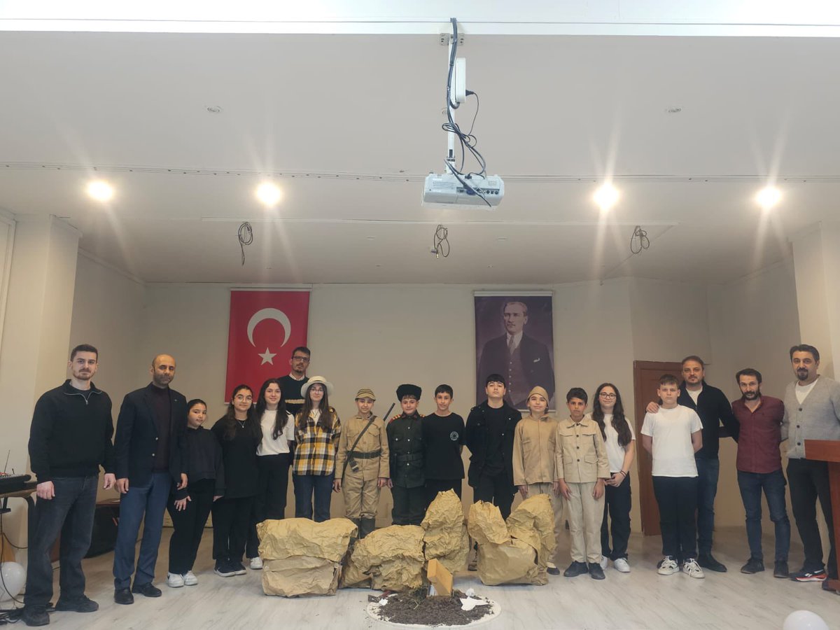 İman dolu göğüslerin siper edildiği yerdir Çanakkale! Düşmana geçit verilmeyen yerdir Çanakkale! ♾️🇹🇷 #YÜZONUNGURURU