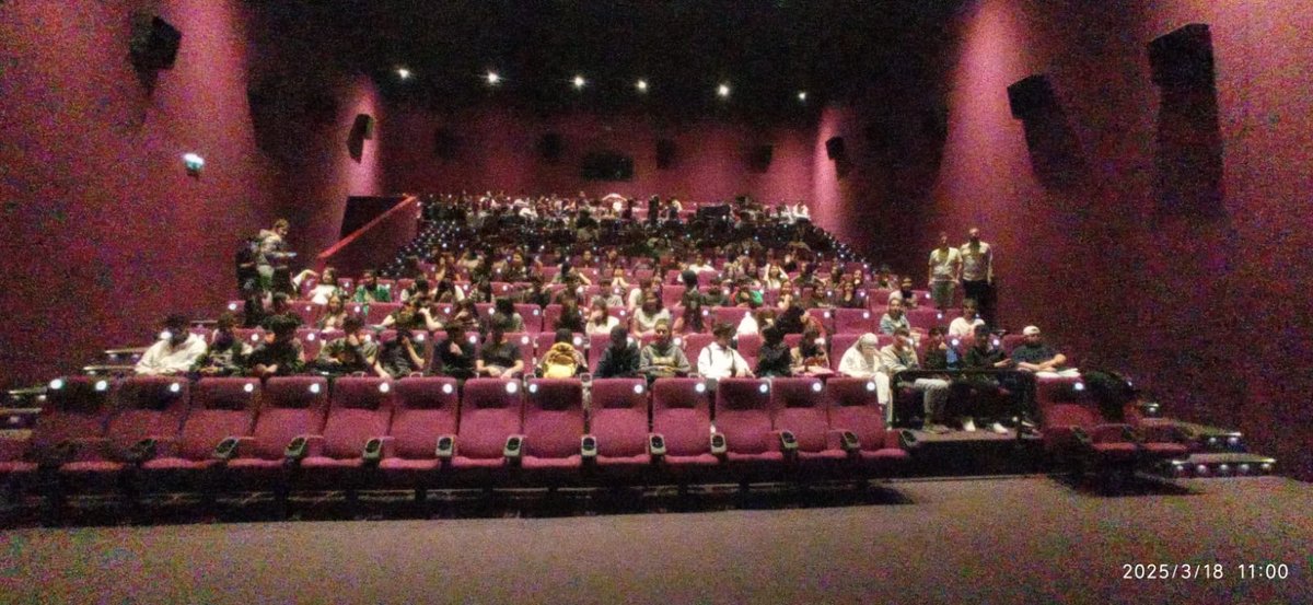 Öğrencilerimiz öğretmen ve idarecilerinin eşliğinde Alper Gezeravcının Ufkun Ötesinde adlı belgeselini sinemada izlediler teşekkürler <a href="/Murat4Kucukali/">Murat Küçükali</a> <a href="/Kayahansubasi/">Kayahan Subaşı</a>