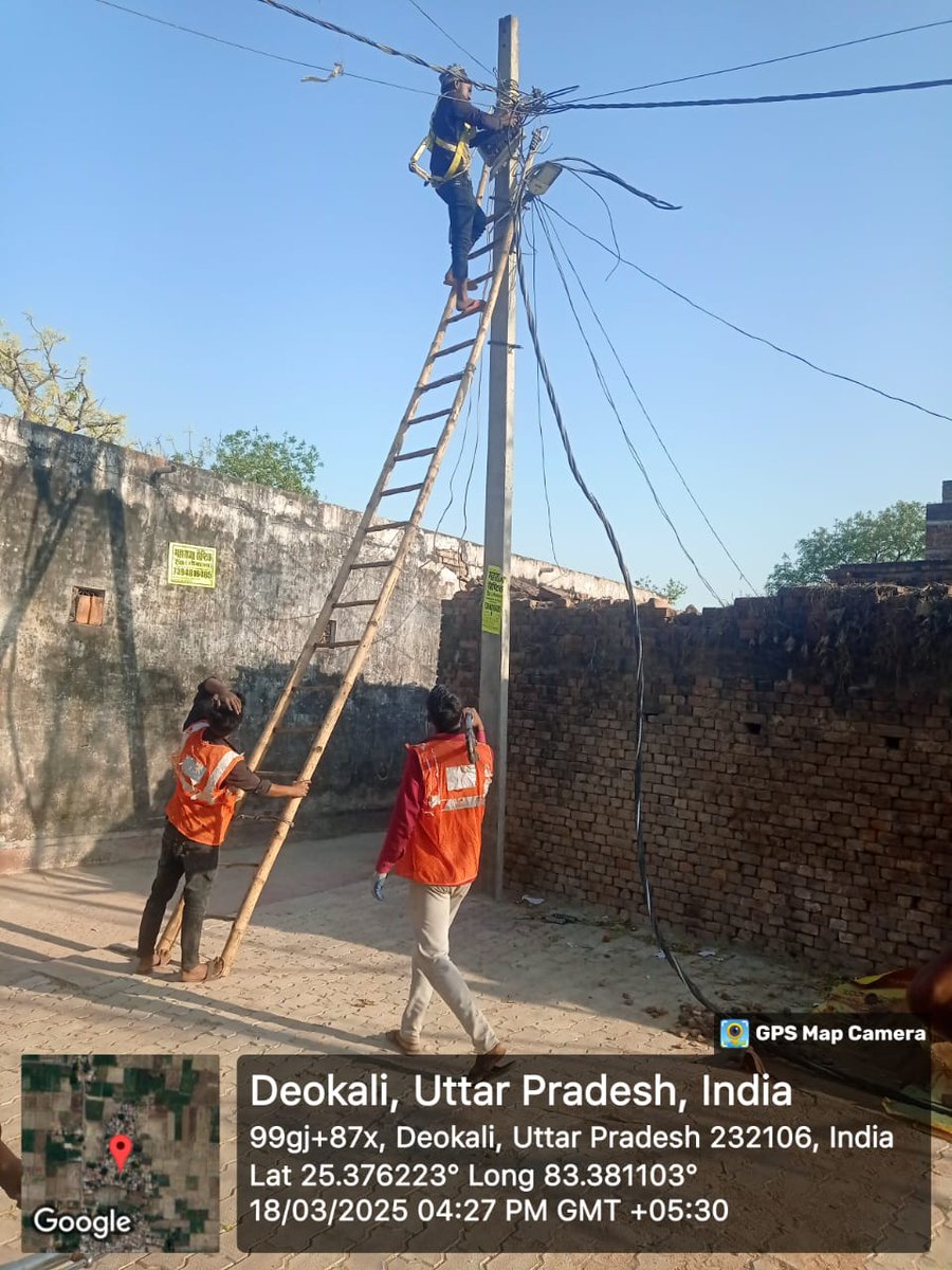 puvvnlchandauli's tweet image. आज दिनांक 18/03/2025 जनपद चंदौली विoविoखंo- सकलडीहा में रैथा फीडर के अंतर्गत विद्युत व्यवस्था को बेहतर बनाने के लिए #RDSS योजना के तहत विद्युत् #abcable लगाया गया, जिससे उपभोक्ताओं को विद्युत आपूर्ति सुचारू रूप से प्राप्त हो सके l @EMofficeUP @PuVVNLHQ @dmchandauli