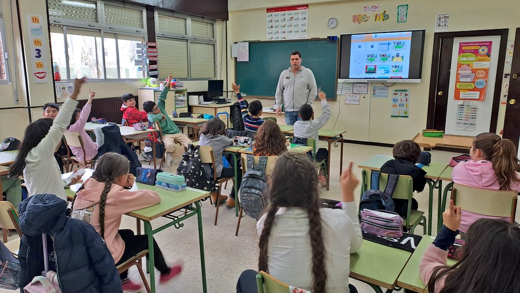 Luis Sánchez Arévalo (@luissareval) on Twitter photo Sesión de programación por bloques con #Scratch en el <a href="/CEIPJoseHerrero/">CEIP José Herrero</a> con Florencio, mentor tecnológico del centro. #Escuela4.0 <a href="/CompDigEdu_SA/">Competencia Digital Educativa Salamanca</a> Sesión de programación por bloques con #Scratch en el <a href="/CEIPJoseHerrero/">CEIP José Herrero</a> con Florencio, mentor tecnológico del centro. #Escuela4.0 <a href="/CompDigEdu_SA/">Competencia Digital Educativa Salamanca</a>