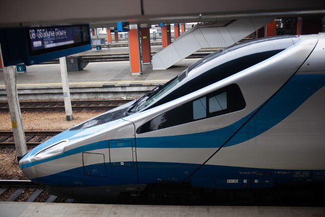 Durante el Congreso de Ferrocarriles de Alta Velocidad en Łódź, el ministro de Infraestructura, <a href="/DariuszKlimczak/">Dariusz Klimczak</a>, destacó que la construcción de alta velocidad en Polonia se convierte en una realidad. Conectará Varsovia con Łódź, Poznań y Wrocław con inversión de >18 MM euros.