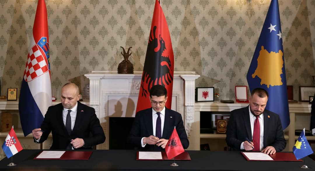 EjupMaqedonci's tweet image. Today in Tirana, signed a trilateral declaration, with my two counterparts and friends, @pvengu and @ivananusic12.
Together with Albania and Croatia, Kosovo is stronger, the region is safer, and peace is more sustainable.
🇽🇰🤝🇦🇱🇭🇷