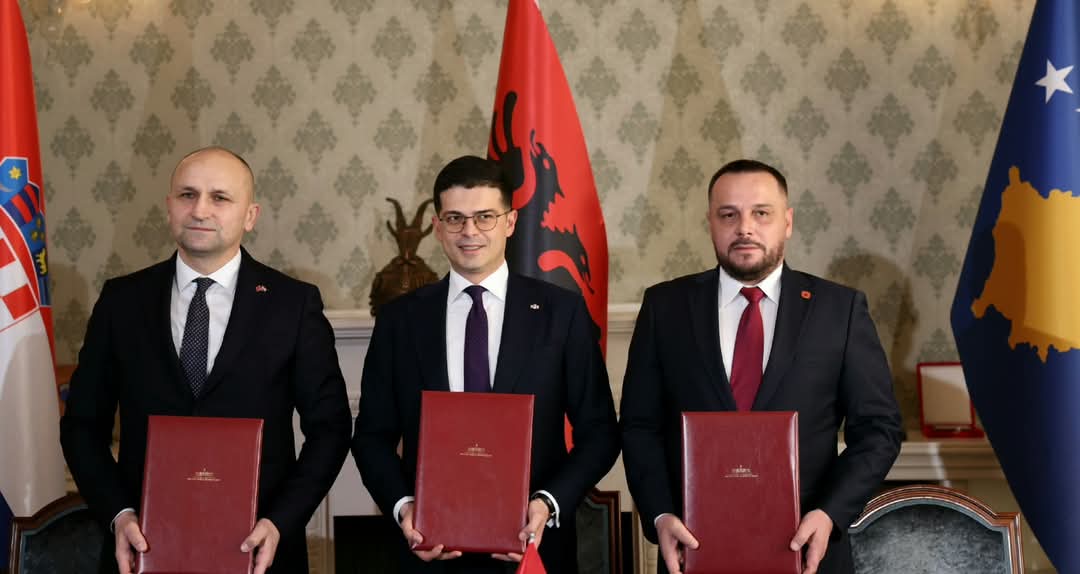 EjupMaqedonci's tweet image. Today in Tirana, signed a trilateral declaration, with my two counterparts and friends, @pvengu and @ivananusic12.
Together with Albania and Croatia, Kosovo is stronger, the region is safer, and peace is more sustainable.
🇽🇰🤝🇦🇱🇭🇷