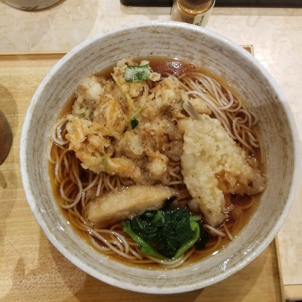 本日のお昼は九段下駅すぐの小諸そばへ。

｢春盛り天～桜えびと帆立のかきあげ～｣にしました。美味しかったです。

卒業式シーズン到来で武道館や駅付近に人があふれる時期になりました。