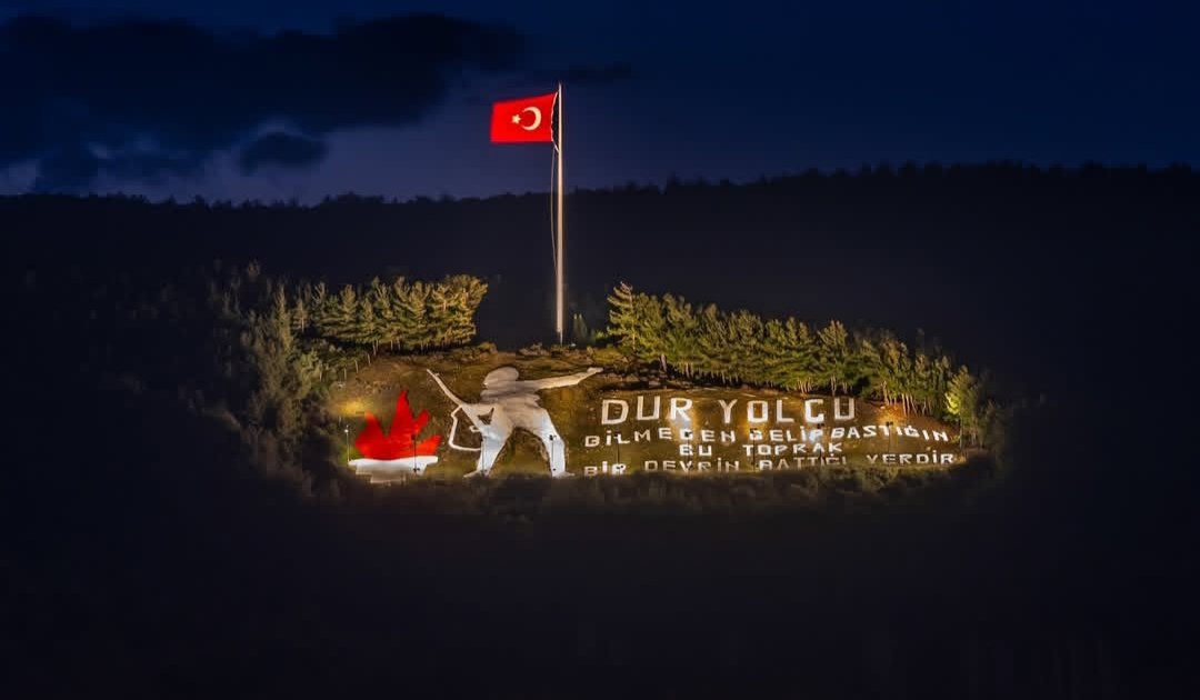 Şühedâ gövdesi, bir baksana, dağlar, taşlar... 
O, rükû olmasa, dünyâda eğilmez başlar, Yaralanmış temiz alnından, uzanmış yatıyor; Bir hilâl uğruna, yâ Rab, ne güneşler batıyor! ( M.AKİF ERSOY)