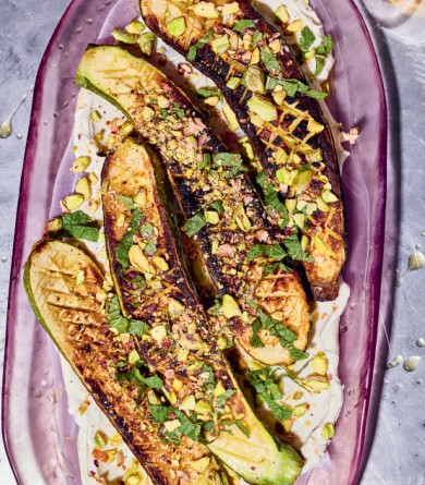 Anne-Charlotte Boukachabine (@acha_happybody) publie "Avant, j'aimais pas les légumes" (@hachetteprat) dans lequel elle réconcilie tous les palais avec les légumes. Découvrez sa recette de courgettes sauce au yaourt, pistaches et menthe. brnw.ch/21wRp5M