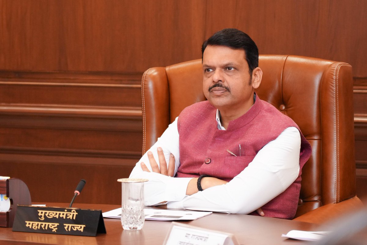 CMOMaharashtra's tweet photo. 🔸CM Devendra Fadnavis chaired a review meeting regarding Maharashtra State Road Development Corporation (MSRDC)
🔸मुख्यमंत्री देवेंद्र फडणवीस यांच्या अध्यक्षतेत 'महाराष्ट्र राज्य रस्ते विकास महामंडळा'ची (एमएसआरडीसी) आढावा बैठक

🕜 1.35pm | 18-3-2025📍Vidhan Bhavan, Mumbai | दु. १.३५ वा. | १८-३-२०२५📍विधान भवन, मुंबई.

@Dev_Fadnavis
#Maharashtra #DevendraFadnavis #MSRDC