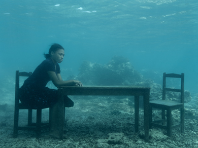 BNL_PR's tweet photo. XIV Premio @BNLBNPParibas_  @MIAPhotoFair  2025. Ultima delle 15 opere in finale in attesa, domani, del vincitore: presentiamo “Serrafina at Table, Fiji, from Sink / Rise, 2023 – 2025” di Nick Brandt @Nickbda1  🇬🇧(Courtesy Willas Contemporary, Stoccolma, Svezia). #Milano #photo https://t.co/bLvCTIKM7Q