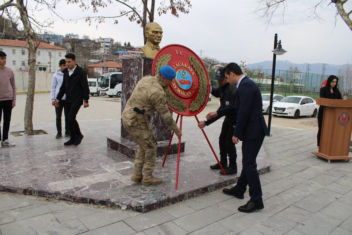 AlacakayaResmi's tweet photo. 18 Mart Şehitleri Anma Günü ve Çanakkale Zaferi’nin 110. yıl dönümü anma etkinlikleri kapsamında çelenk sunma töreni ve anma programı gerçekleştirildi. 

Gazi Mustafa Kemal Atatürk başta olmak üzere Çanakkale’yi geçilmez kılan kahramanlarımızı rahmetle ve şükranla yâd ediyoruz. https://t.co/GqsR33qR9K