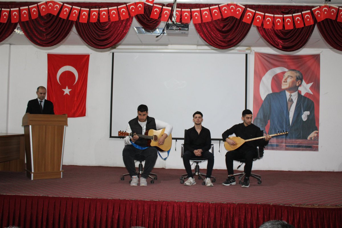 AlacakayaResmi's tweet photo. 18 Mart Şehitleri Anma Günü ve Çanakkale Zaferi’nin 110. yıl dönümü anma etkinlikleri kapsamında çelenk sunma töreni ve anma programı gerçekleştirildi. 

Gazi Mustafa Kemal Atatürk başta olmak üzere Çanakkale’yi geçilmez kılan kahramanlarımızı rahmetle ve şükranla yâd ediyoruz. https://t.co/GqsR33qR9K
