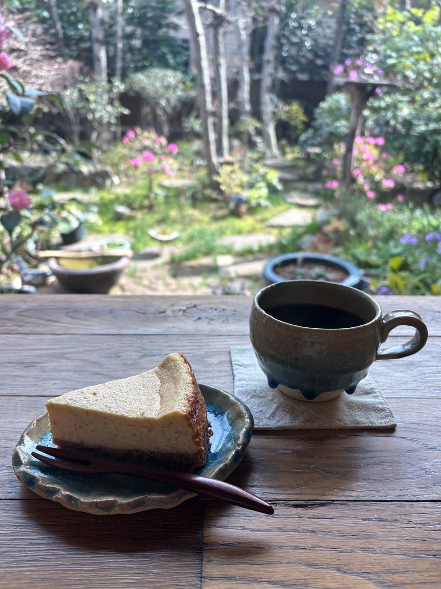 0609mia's tweet photo. 久々につくれた一人時間は一度行って気に入ったカフェへ。春の庭を眺めながらの喫茶時間に、心に余裕が戻ってきた。

あれはさくらんぼでね、あっちは梅なの。と教えてくれる店主さんの人柄も、また行きたいと思わせられるこのお店の魅力なんだろうなあ。 https://t.co/gMgsdUY7GH