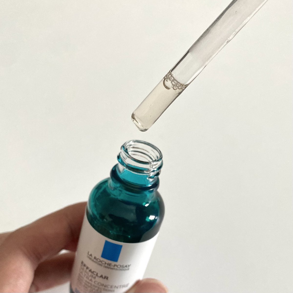 ใครสิวบุกตัวนี้ช่วยได้จริง เขาเด่นเรื่องลดสิวอุดตัน สิวผด ยิ่งโดนมลพิษบวกฝุ่นเยอะบอกเลยอย่ามองข้าม ใช้ทาตอนกลางคืนต่อเนื่องสิวยุบลงผิวละเอียดขึ้น เรียบเนียน ช่วงไหนสิวอุดตัน ขึ้นก็จะหยิบใช้เลย พอหายก็ใช้ต่อนะคือสิวใหม่แทบไม่ขึ้นเลย แฮปปี้มากก