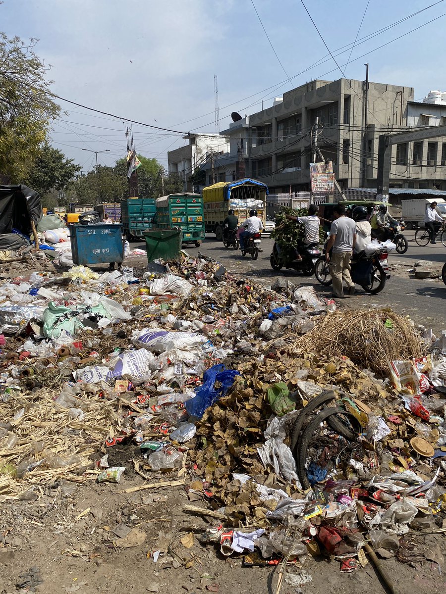 roki_grz's tweet photo. #Delhi is one of the dirtiest cities in the world. There are so many ways to regulate this problems, but the people are not willing to do so, no matter what class they come from. It‘s crazy how Indians treat their own country. https://t.co/sxu9ZEleDm