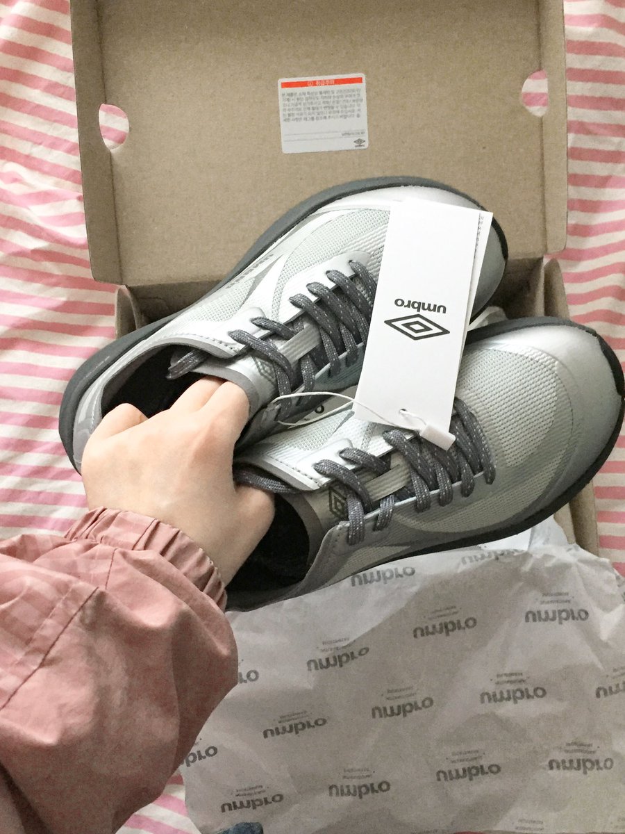 PINKS2ODA's tweet photo. #광고 #rt 추첨 2분께 키오 슈즈 💌

도트 신발끈에 코엽고 편한 신발 추천 👟🪽
메쉬 + 노쏘 패턴 포인트로 미니멀하고
시원한 어퍼 디자인에 통풍도 잘되고 ｡｡
가벼운 솔로 안신은 것처럼 편안 😇 https://t.co/3EmefgsoSQ