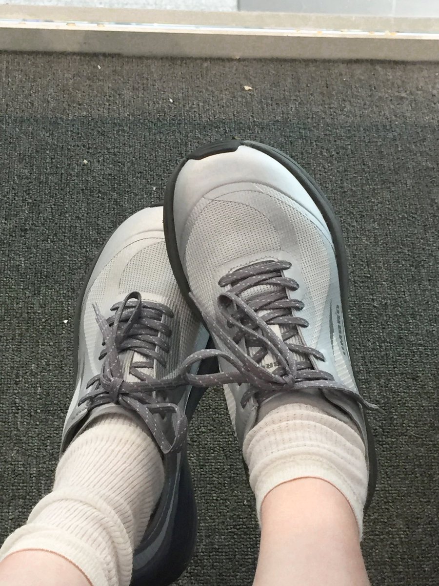 #광고 #rt 추첨 2분께 키오 슈즈 💌

도트 신발끈에 코엽고 편한 신발 추천 👟🪽
메쉬 + 노쏘 패턴 포인트로 미니멀하고
시원한 어퍼 디자인에 통풍도 잘되고 ｡｡
가벼운 솔로 안신은 것처럼 편안 😇