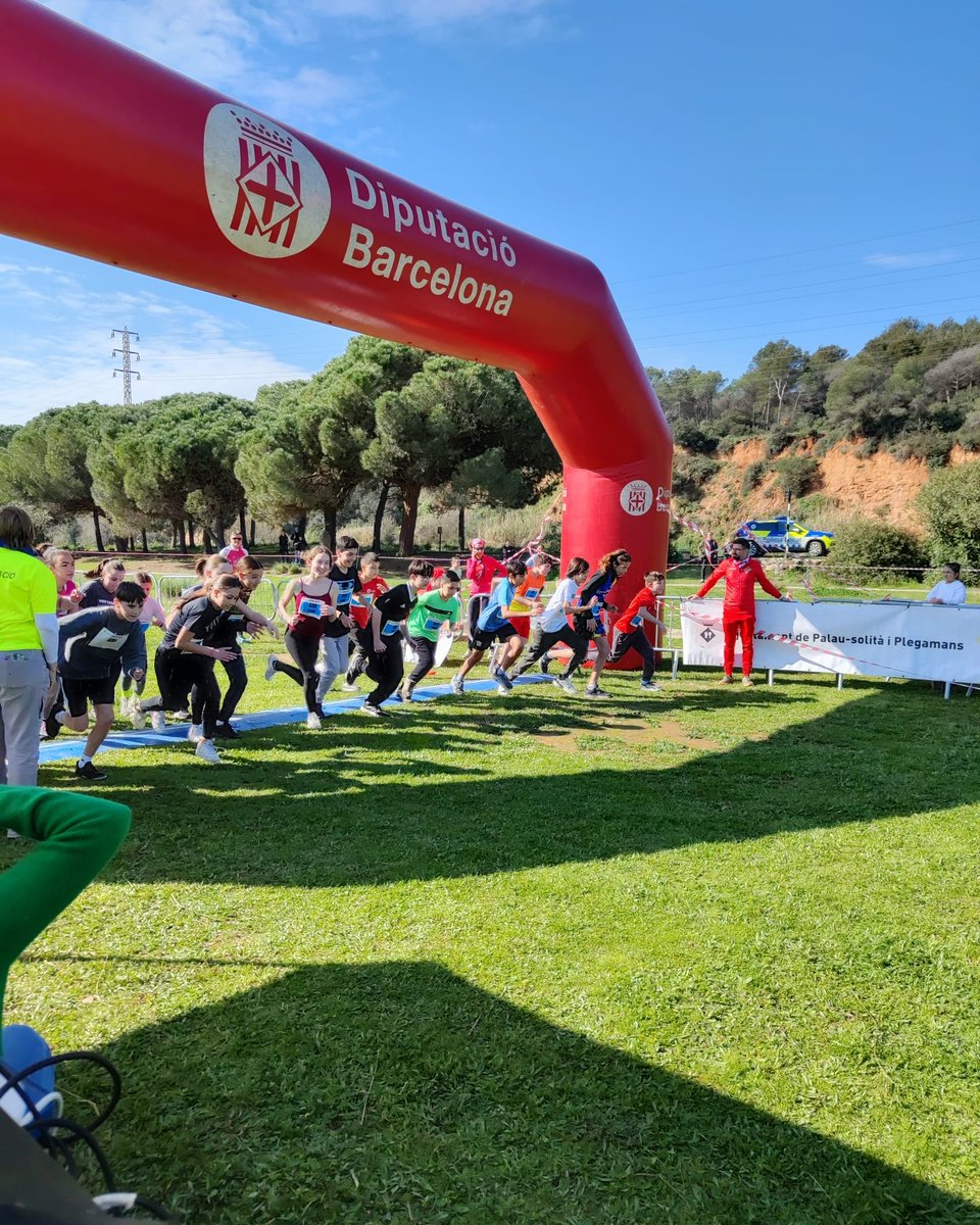 ERCPalau's tweet image. ÈXIT EN L'11ª EDICIÓ DEL CROSS ESCOLAR 🏃‍♂️‍➡️

🔙 El passat cap de setmana, més de 450 participants de les escoles i instituts de #PsiP van participar en el Cross Escolar al Parc de l'Hostal del Fum 👏

Una magnífica matinal de diumenge d'esport i poble 💛

#ERC #Palau #APropTeu