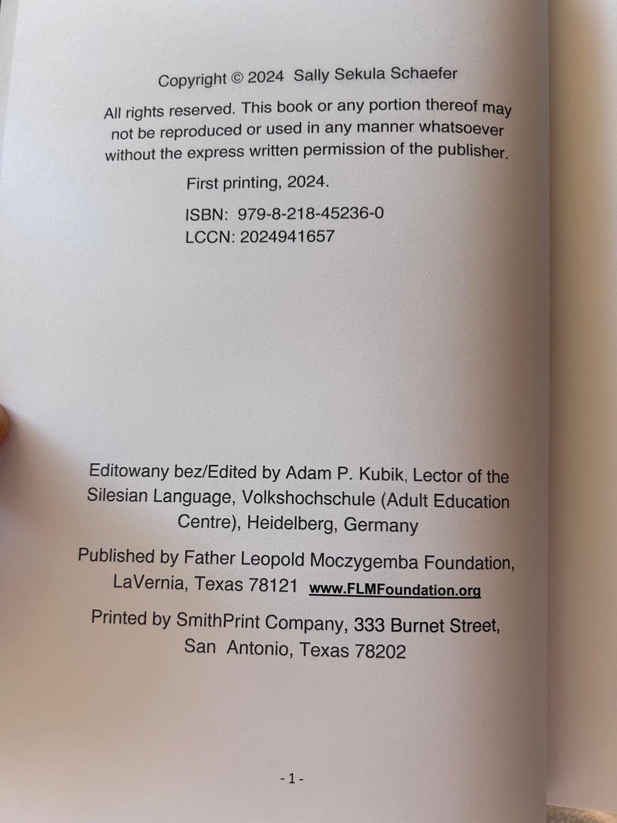 adamkubik12's tweet photo. Endlich ist es da!!! 🤗🤠🤗 
Das oberschlesisch-texanische Wörterbuch von Sally Sekula Schaefer 🤠

#ślōnskŏgŏdka #Oberschlesisch #Silesianlanguage #SilesianTexans

Bandera, Texas https://t.co/y5lgbGZ1zs