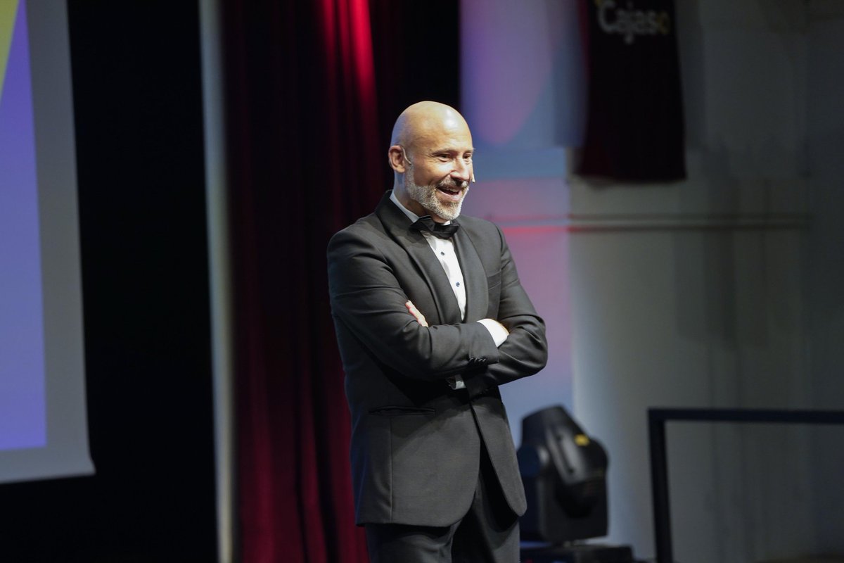 aprensasevilla's tweet photo. Con la vista puesta ya en los #33PremiosAPS, infinitas gracias a @Joseluislosa, nuestro flamante maestro de ceremonias, por regalarnos una noche inolvidable, en un equilibrio perfecto de humor y reivindicación.
¡Gracias a los amigos de la @Trajeria por hacerlo lucir tan elegante! https://t.co/rLS51sbigc