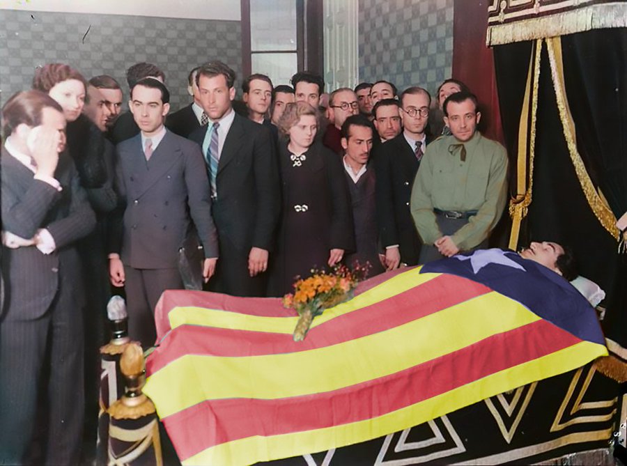 Un dia com avui de 1936 morien els germans Badia, assassinats per pistolers de la FAI al carrer Muntaner de Barcelona.  Aquesta és la seva capella ardent.  

📸Josep Mª Sagarra