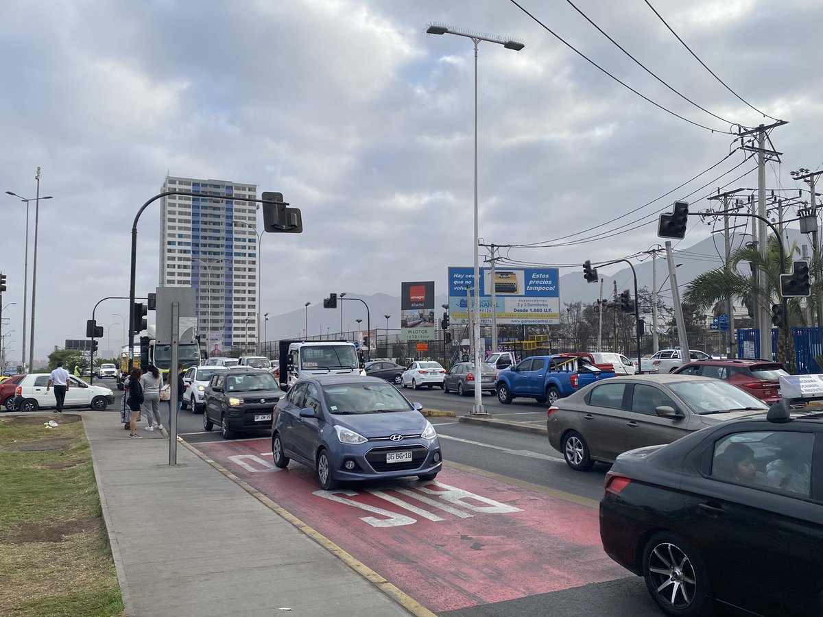 #Antofagasta: semáforos apagados en la intersección de Nicolás Tirado con Avenida Pedro Aguirre Cerda. ¿Quien soluciona esto? Porque hay gran congestión vehicular.

<a href="/AntofagastaMuni/">Municipalidad de Antofagasta</a> <a href="/TTIAntofagasta/">TransporteInforma Región de Antofagasta</a> <a href="/MTTAntofagasta/">SeremiTT Región de Antofagasta</a>