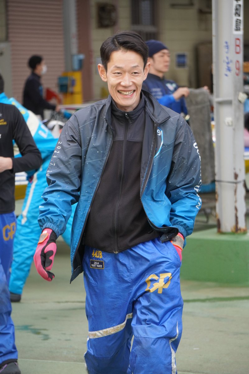 sanspo_boatrace's tweet photo. 【#ボートレース平和島  GI #開設70周年記念 #トーキョーベイカップ 】

　４日間の予選が終了し、準優進出の18選手が出揃いました！ 予選トップの毒島誠選手、同２位の篠崎元志選手、同３位の茅原悠紀選手が準優の１号艇を手にしました。準優３レースのメンバーは…

【準優10Ｒ】
⚪#茅原悠紀 選手（岡山）
⚫#和田兼輔 選手（兵庫）
🔴#斉藤仁 選手（東京）
🔵#吉川元浩 選手（兵庫）
🟡#松田祐季 選手（福井）
🟢#東本勝利 選手（三重）

【準優11Ｒ】
⚪#篠崎元志 選手（福岡）
⚫#桐生順平 選手（埼玉）
🔴#渡辺和将 選手（岡山）
🔵#木村仁紀 選手（滋賀）
🟡#今泉友吾 選手（東京）
🟢#山本寛久 選手（岡山）

【準優12Ｒ】
⚪#毒島誠 選手（群馬）
⚫#渡辺雄朗 選手（東京）
🔴#湯川浩司 選手（大阪）
🔵#中村晃朋 選手（香川）
🟡#山田祐也 選手（徳島）
🟢#尾上雅也 選手（埼玉）

 優出を果たす６選手は果たして誰か？ 熱戦必至の５日目（19日）のレースからも目が離せません‼
