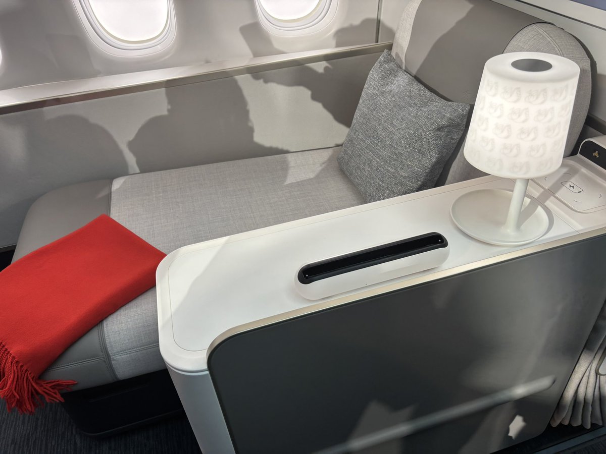 une palette de couleurs sobres et raffinées rehaussées par une touche de rouge, un grand coffre à bagage individuel qui permet de supprimer les coffres supérieurs et offrir plus d’espace. des détails soignés : La Première d’#AirFrance conserve son ADN et l’élégance qui la