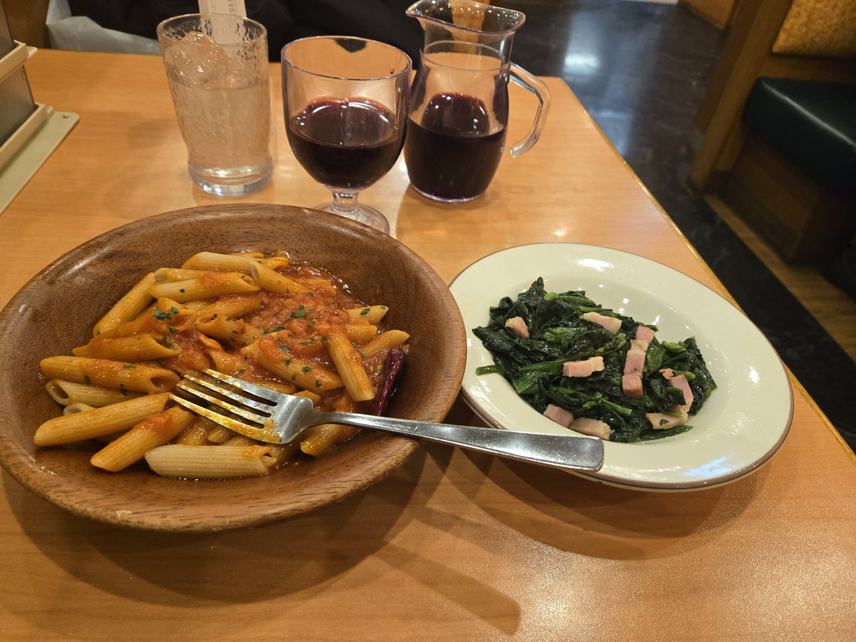 CollarYellow's tweet photo. 仕事でヤな事あった時は、だいたいサイゼリヤでひとり千ベロ🍷
ワインデカンタ250ml税込み200円て、とってもコスパがいいわね(*’ω’ﾉﾉﾞ☆ﾊﾟﾁﾊﾟﾁ

今回は千円越えたけど、結構良いカンジに酔って帰宅できるわ。
ヤなことは飲んで水に流しましょ🚽

空きっ腹にワインは効くわね👍 https://t.co/wOIXEtRl0J