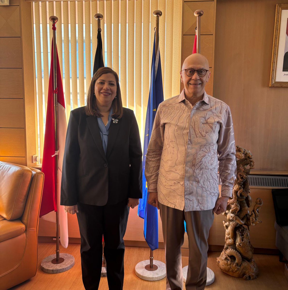 La Embajadora Joan Cedano visitó al Embajador de Indonesia, Andri Hadi, en Bruselas, destacando las relaciones bilaterales y explorando nuevas oportunidades de cooperación. 🇩🇴🤝🇮🇩

#Diplomacia #RelacionesBilaterales #Indonesia #RepúblicaDominicana #RDenBélgica