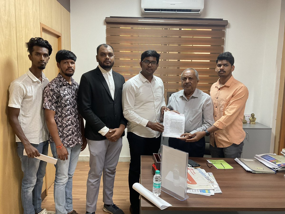 kanthakumarr's tweet photo. ವಿಷಯ,  ಪರಿಶಿಷ್ಟ ಜಾತಿಗಳಲ್ಲಿ ಒಳ ಮೀಸಲಾತಿ ಪ್ರಮಾಣ ನಿಗದಿಪಡಿಸಲು ರಚನೆಯಾಗಿರುವ ನಿವೃತ್ತ ನ್ಯಾಯಮೂರ್ತಿ ಎಚ್.ಎನ್. ನಾಗಮೋಹನದಾಸ್ ನೇತೃತ್ವದ ಆಯೋಗವು ಆದಷ್ಟು ಬೇಗ ಸರ್ಕಾರಕ್ಕೆ @siddaramaiah ವರದಿ ಸಲ್ಲಿಸಬೇಕೆಂದು ಕೋರಿ.

ಮಾನ್ಯರೇ,

             ಮೇಲ್ಕಂಡ ವಿಷಯಕ್ಕೆ ಸಂಬಂಧಿಸಿದಂತೆ ರಾಜ್ಯ ಸರ್ಕಾರವು ಪರಿಶಿಷ್ಟ ಜಾತಿಗಳಲ್ಲಿ ಒಳ ಮೀಸಲಾತಿ ಪ್ರಮಾಣ ನಿಗದಿಪಡಿಸಲು ಎಚ್ ಎನ್ ನಾಗಮೋಹನದಾಸ್ ನೇತೃತ್ವದ ಆಯೋಗವನ್ನು ರಚಿಸಿರುವುದು *ಪ್ರಶಂಸನಿಯಾ*, ಆದರೆ ಹಲವಾರು ವರ್ಷಗಳಿಂದ ಸರ್ಕಾರದ ವಿವಿಧ ಇಲಾಖೆಗಳಲ್ಲಿ ಯಾವುದೇ ರೀತಿಯ ನೇಮಕಾತಿಗಳು ಕೂಡ ನಡೆದಿಲ್ಲ ಇದರಿಂದ ರಾಜ್ಯದಲ್ಲಿ ಲಕ್ಷಾಂತರ ಯುವಕ ಯುವತಿಯರು ಬಕಪಕ್ಷಿಯಂತೆ ಸರ್ಕಾರದ ನೇಮಕಾತಿ ಅಧಿಸೂಚನೆಗಾಗಿ ಕಾಯುತ್ತಿದ್ದಾರೆ, ಇನ್ನೊಂದೆಡೆ ನೇಮಕಾತಿ ಅಧಿಸೂಚನೆಯು ವಿಳಂಬಗೊಂಡರೆ ವಯೋಮಿತಿಯ ಅರ್ಹತೆಯನ್ನು ಕಳೆದುಕೊಳ್ಳುವ ಆತಂಕದಲ್ಲಿದ್ದಾರೆ  ಆದ್ದರಿಂದ ಮಾನ್ಯರು ಪರಿಶಿಷ್ಟ ಜಾತಿಗಳ ಯಾವುದೇ ಸಮುದಾಯಕ್ಕೆ ಅನ್ಯಾಯವಾಗದಂತೆ ಒಳ ಮೀಸಲಾತಿ ವರ್ಗೀಕರಣ ಮಾಡಿ, *ಉದ್ಯೋಗಾಂಕಾಕ್ಷಿಗಳಿಗೆ*  ಸಮಸ್ಯೆ ಆಗದಂತೆ ನಿಗದಿತ ಗಡುವಿನೊಳಗೆ ಆಯೋಗವು ಸರ್ಕಾರಕ್ಕೆ ವರದಿ ಸಲ್ಲಿಸಬೇಕೆಂದು ಕರ್ನಾಟಕದ ಲಕ್ಷಾಂತರ *ಉದ್ಯೋಗಾಂಕಾಕ್ಷಿಗಳ* ಪರವಾಗಿ ಮನವಿ *ಮಾಡುತಿದ್ದೇವೆ*, ಹಾಗೂ ಸರ್ಕಾರ ನೀಡಿದ್ದ ಎರಡು ತಿಂಗಳ ಸಮಯ ಮುಕ್ತಾಯವಾಗಿದ್ದು ಆಯೋಗವು ಸರ್ಕಾರಕ್ಕೆ ಯಾವುದೇ ರೀತಿಯ ವರದಿ ಸಲ್ಲಿಸಿಲ್ಲ ಇದರಿಂದ ಸರ್ಕಾರಿ *ಉದ್ಯೋಗಕಾಂಕ್ಷಿಗಳಲ್ಲಿ*  ಆತಂಕ *ಉಂಟುಮಾಡಿದ್ದೂ*  ಮಾನ್ಯರು ಇದರ ಬಗ್ಗೆ ಗಮನ ಹರಿಸಿ ವಿದ್ಯಾರ್ಥಿಗಳ ಪರವಾಗಿ  ಹಾಗೂ  ಪರಿಶಿಷ್ಟ ಜಾತಿ ಹಾಗೂ *ಪರಿಶೀಷ್ಟ* ಪಂಗಡದ ಒಳ ಪಂಗಡಗಳ ಜನರ ಧ್ವನಿಯಾಗಿ ಆದಷ್ಟು ಬೇಗ ಸರ್ಕಾರಕ್ಕೆ  ವರದಿ ಸಲ್ಲಿಸಬೇಕೆಂದು ಎಲ್ಲ  ವಿದ್ಯಾರ್ಥಿಗಳ ಪರವಾಗಿ AKSSA ಸಂಘಟನೆಯು ಮನವಿ *ಮಾಡಿಕೊಳ್ಳುತೇವೆ* . 

 ಧನ್ಯವಾದಗಳೊಂದಿಗೆ.

(@AKSSAofficial ) @secretarykpsc @shalinirajnish 
@siddaramaiah @DKShivakumar @PriyankKharge  @INCKarnataka @tv9kannada @AsianetNewsSN @NewsFirstKan @publictvnews @BJPKarnataka @RAshokaBJP @BYVijayendra @INCIndia @INCKarnataka @BJPindia__ @BJPKarnataka @BasanagoudaBJP @KannadaPrabha @Vijayavani_Digi
