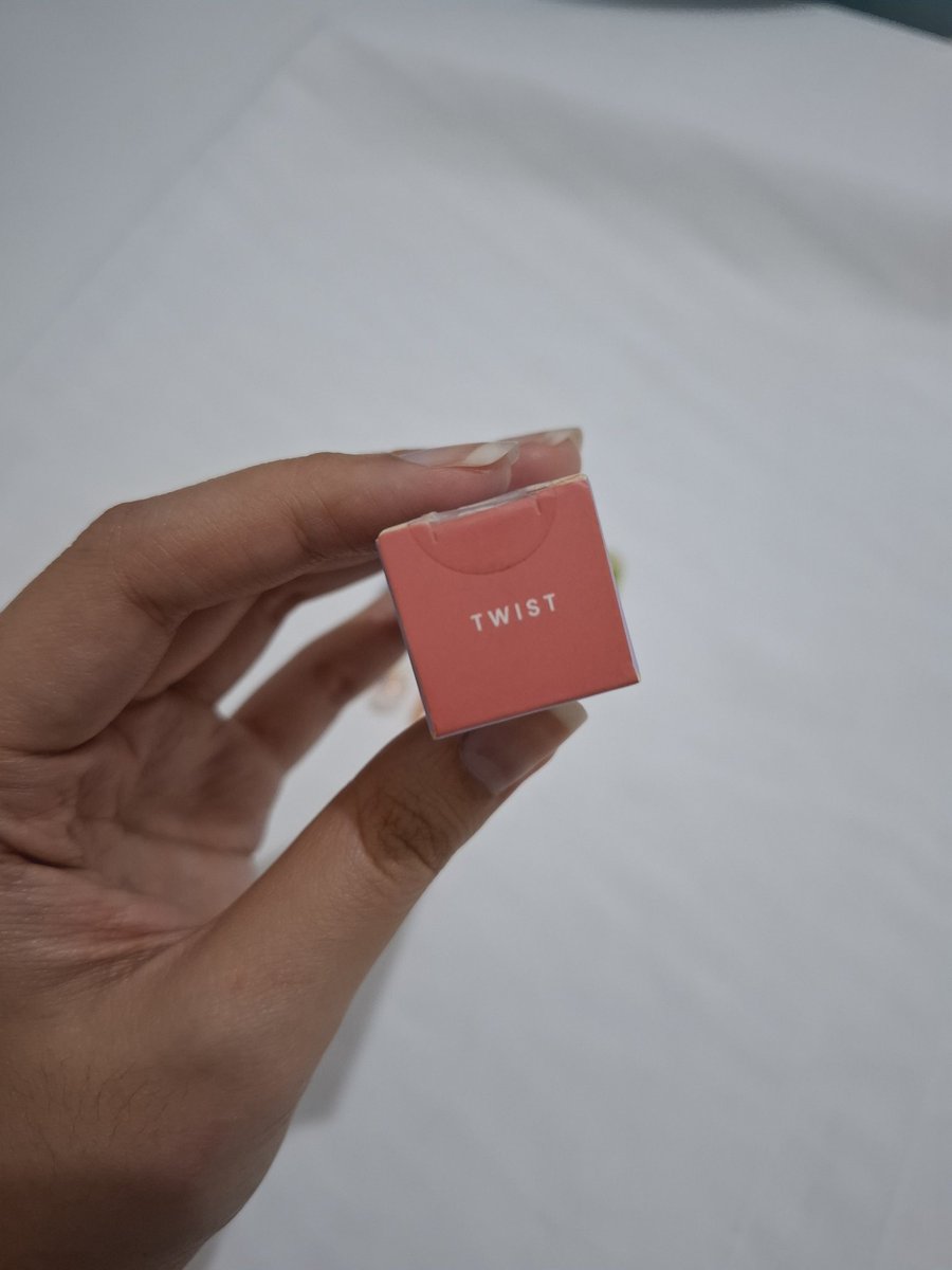 1O11O8's tweet photo. wts kaila beaute glass tint shade twist 35k
cm dipake buat swatch sekali tp warnanya ternyata terlalu warm buat aku💔 dom sby bisa oren https://t.co/JPzYqSbQi2