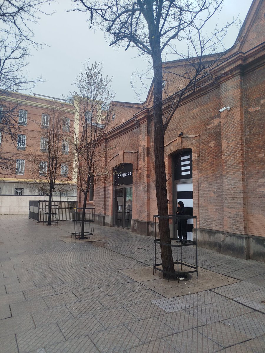 Que han convertido una nave que antes usaban los vecinos para sus actividades en un Sephora, Madrid being más Madrid y más mierda de ciudad imposible