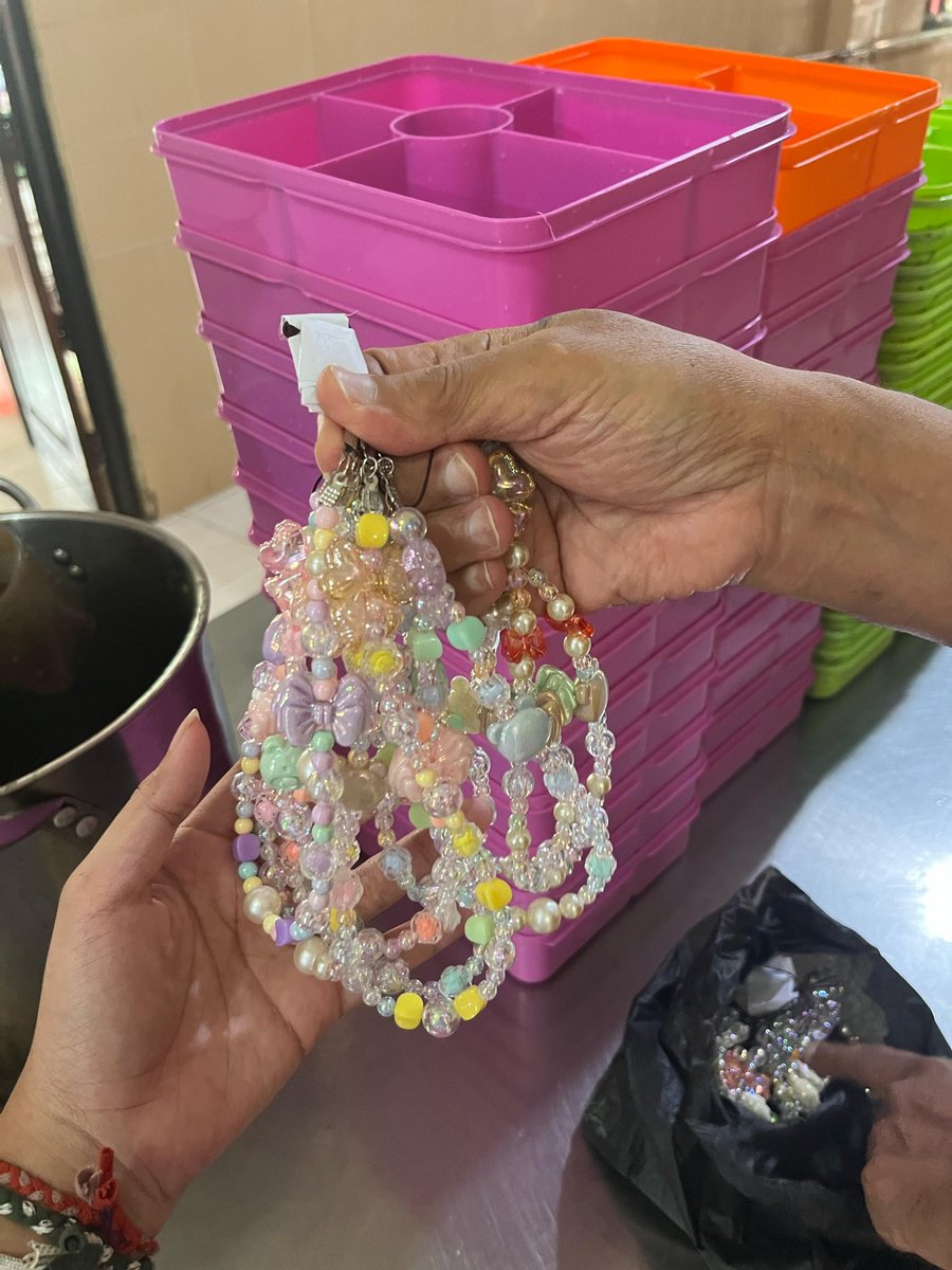 Hallo temen-temen. Izin promosi ya strap hp buatan Kakek-Nenek di PSTW Budi Mulia 2! Harga 15k, ini buatan para kakek nenek yg tinggal disana💗.
Mungkin temen-temen ada yg mau berbagi kebahagiaan 💗😊.
Bisa kirim lewat oren yaaa!