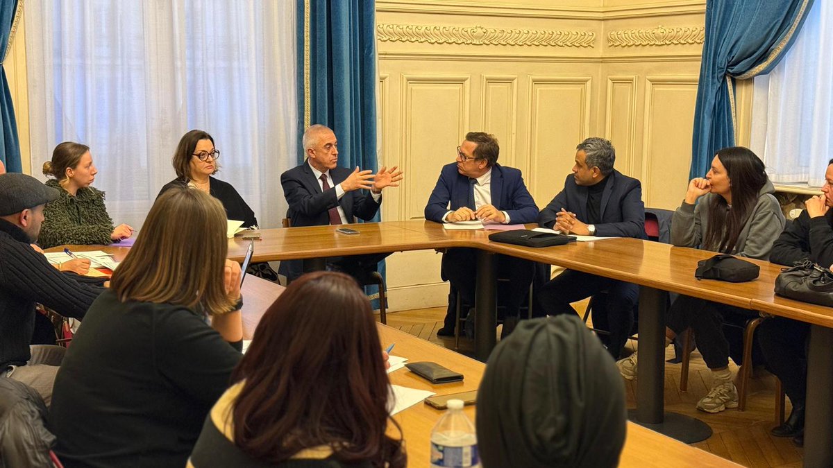 Régulièrement, j'organise des réunions pour soutenir les demandes des locataires auprès des bailleurs sociaux. Nous mettons tout le monde en présence et nous faisons avancer positivement les choses.
Hier soir, réunion  utile entre des locataires et le bailleur HtsdSne Habitat.