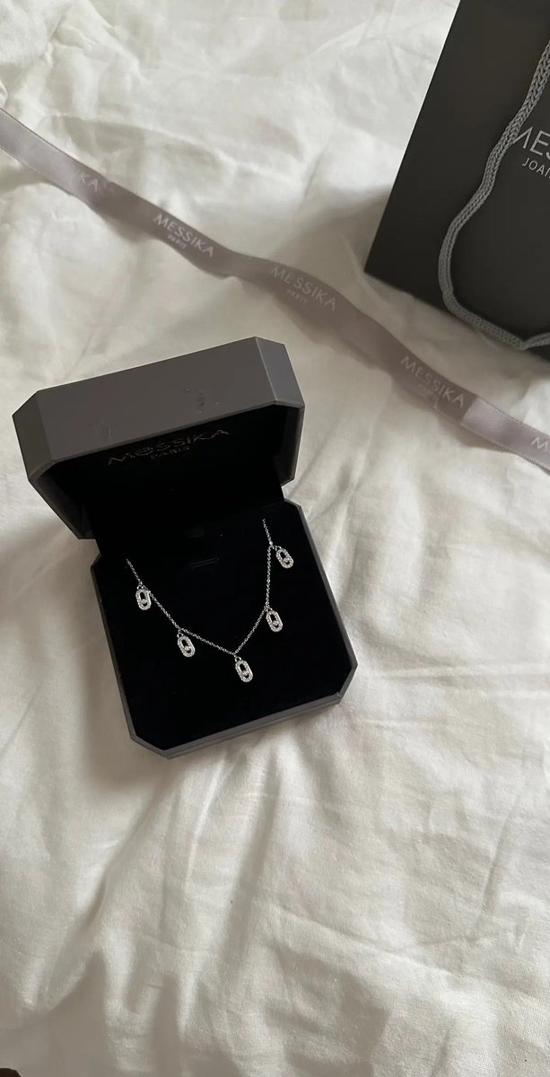 سلسال منك يظّل معقود بالقلب قبل العُنق ❤️.