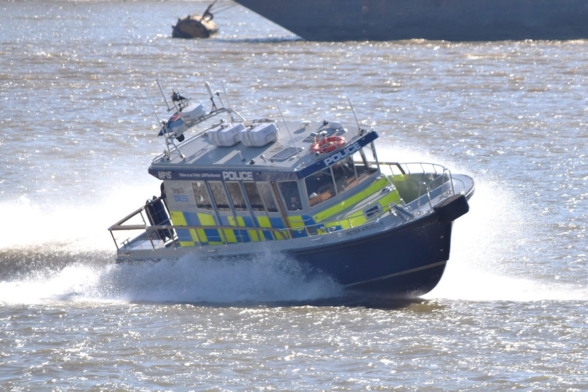 AJBC_1's tweet image. Always impressive to see the @MPSonthewater boat crews practicing their boat handling skills out on the #Thames - tail-chasing on a blustery day in #London.

#dlr_blog
#Police #MarinePolice 
#PracticemakesPerfect #TheNeedforSpeed