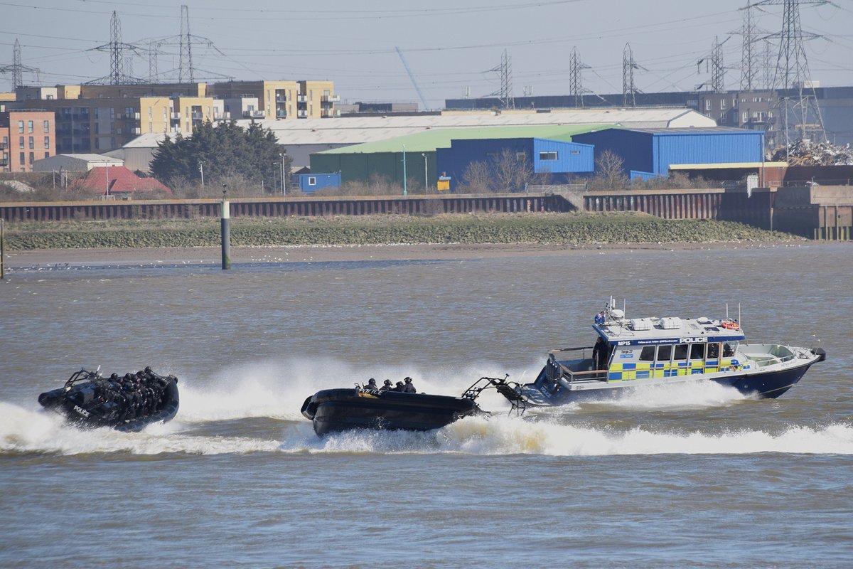 AJBC_1's tweet image. Always impressive to see the @MPSonthewater boat crews practicing their boat handling skills out on the #Thames - tail-chasing on a blustery day in #London.

#dlr_blog
#Police #MarinePolice 
#PracticemakesPerfect #TheNeedforSpeed
